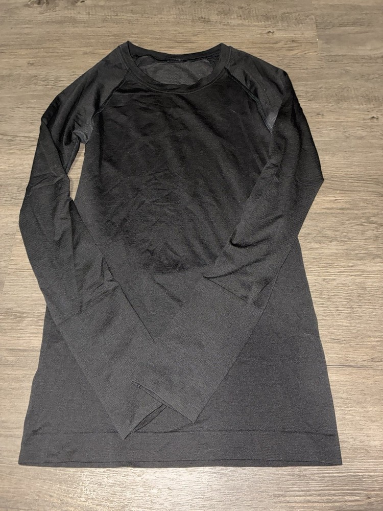 Lululemon women’s Black Long Sleeve Crew Neck T-Shirt with Thumb Holes