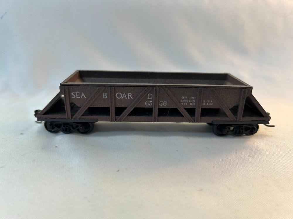 Roundhouse 1482 HO Scale Sand & Gravel Hopper Seaboard Railroad #6556, Assembled