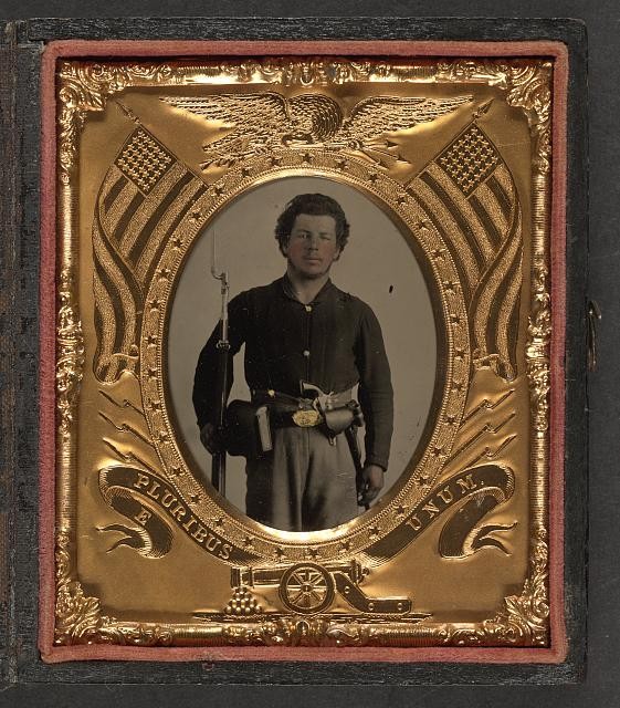 Union Soldier Bayoneted Musket Revolver Cartridge Boxes Civil War 1861-1865