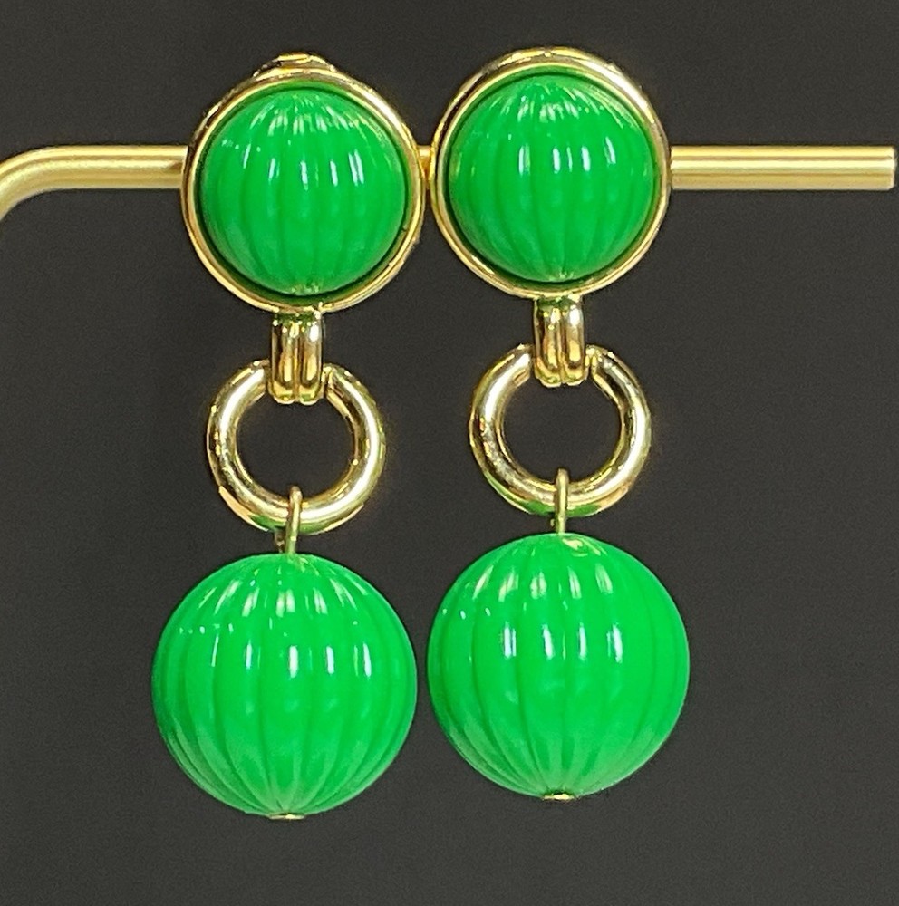 Vintage Monet Green Ribbed Bead Dangle Clip On Earrings Gold Tone Signed 80’s