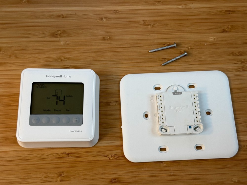 Honeywell T4 Pro Programmable Thermostat - TH4110U2005/U