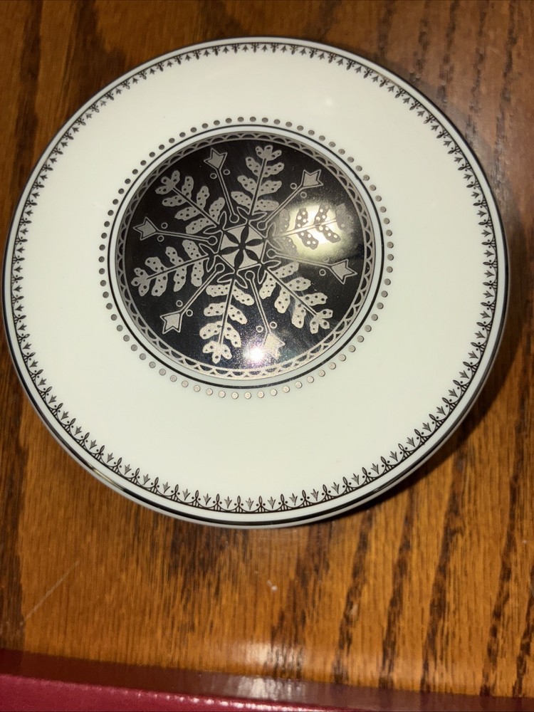 Mikasa White Christmas Snowflake Beautiful Trinket Box