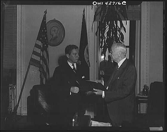 Photo:Washington DC USA 1910s Men Signing Document Flag Office Interior