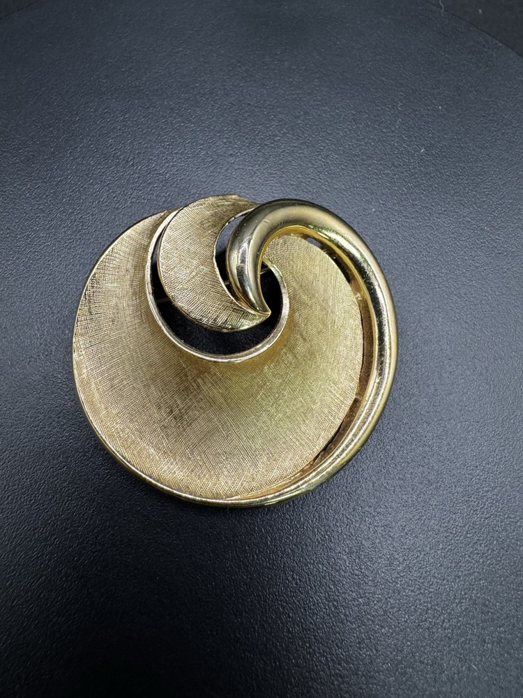 Vintage Crown Trifari Brushed Gold Swirl Pin Brooch Textured Matte & Shiny MCM
