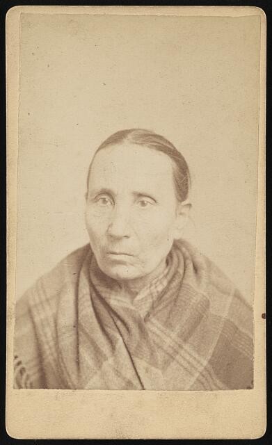 Photo:Dorathea Purpura, head-and-shoulders portrait, facing slightly left