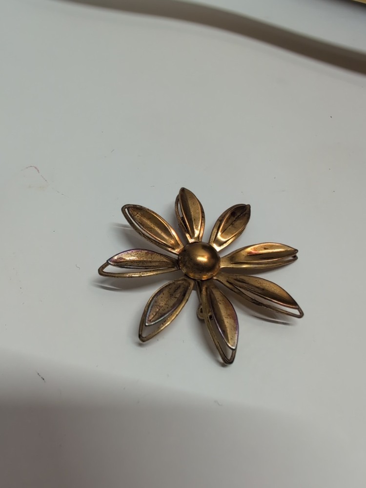 Vintage Daisy Flower Brooch Scatter Pin Gold Tone 3 D Look Mod Retro Floral