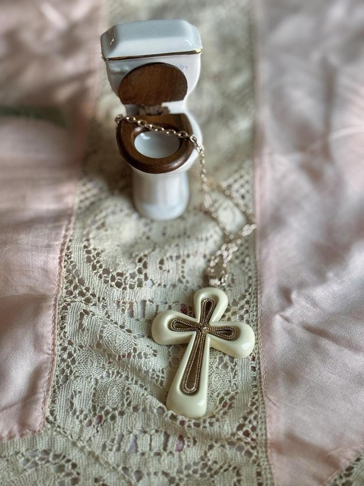 Vintage 1975 Sarah Coventry Ivory Tone Cross Pendant Necklace
