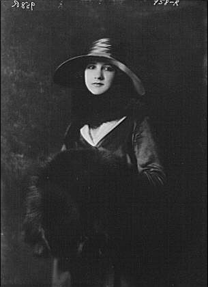 Isadora Duncan dancer,fabric,clothing,women,performer,hat,c,Arnold Genthe,1915