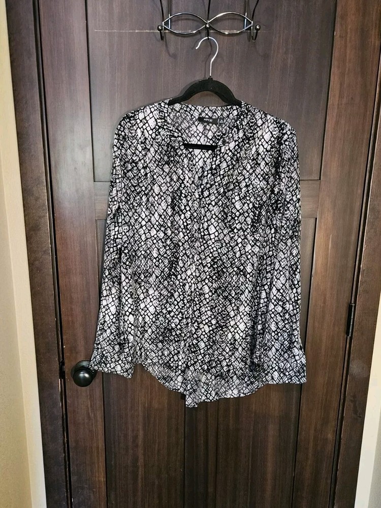 EUC Women's Black & White Snakeskin Diamond Print LS Top Blouse Size XL X-Large