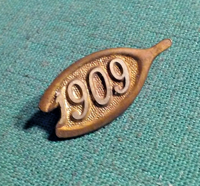 Year 1909 Wishbone Brooch Style Lapel Pin New Years Good Luck Gold-Tone Metal