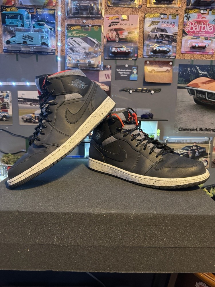 Men’s Air Jordan Mid Holiday Sneakers Men’s Size 12.5 US