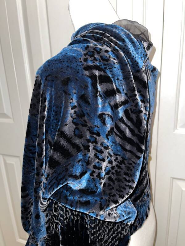 Vintage HELEN FABRIKANT Black Blue Animal Print Rayon Silk Scarf EUC Womens Fashion