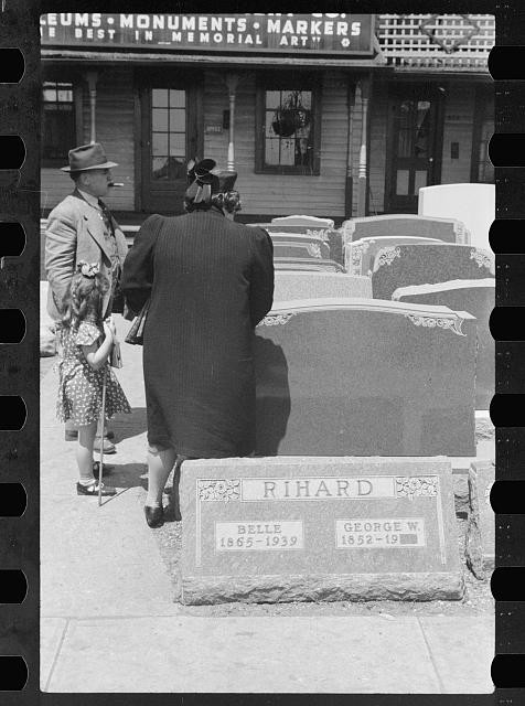 Photo:Des Moines Iowa Tombstone Salesman Cemetery Monuments 1940s