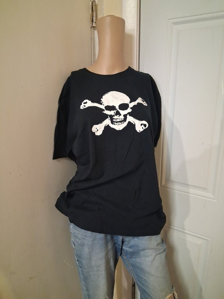 Gildan Heavy Cotton Skull and Crossbones T-Shirt