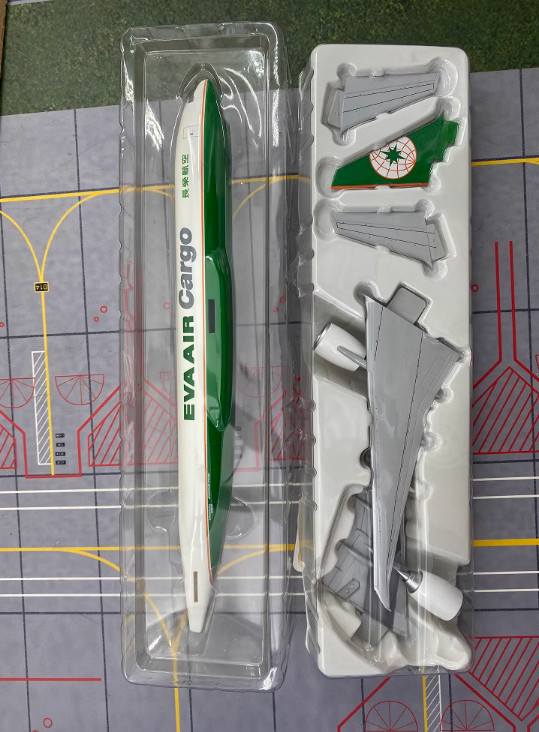 1:200 32CM Eva Air Cargo Boeing 777F Aircraft Plane ABS Plastic Airplane Model