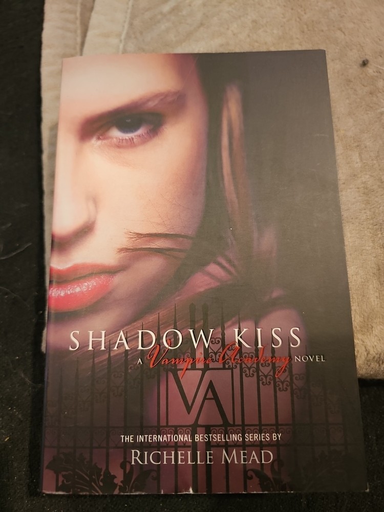 Shadow Kiss : A Vampire Academy Novel by Richelle Mead (2008, Trade Paperback)