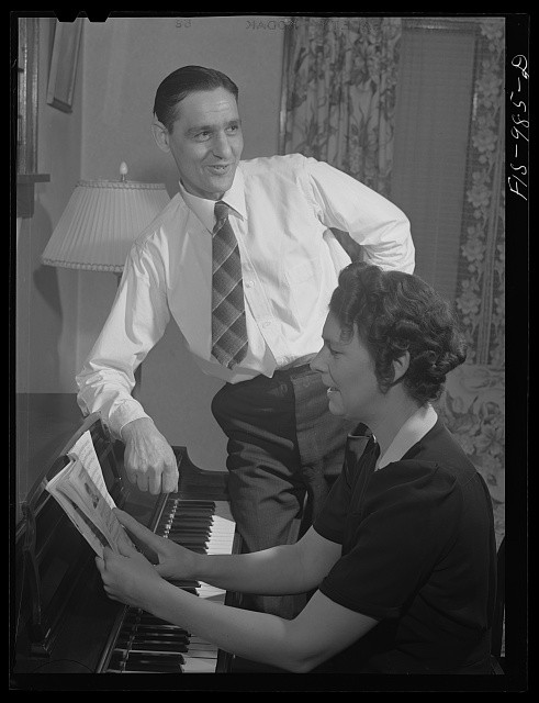 Photo:Minneapolis Minnesota A.S. Brink Couple Singing at Piano 1942