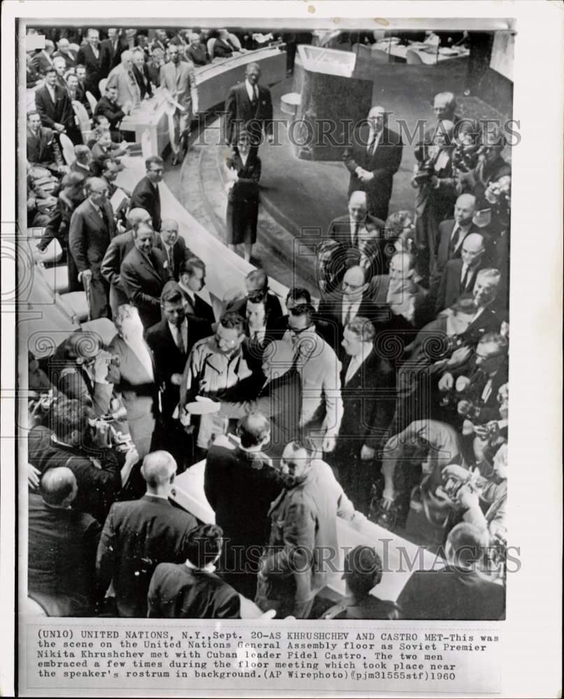 1960 Press Photo Nikita Khrushchev, Fidel Castro & delegates at UN assembly, NY