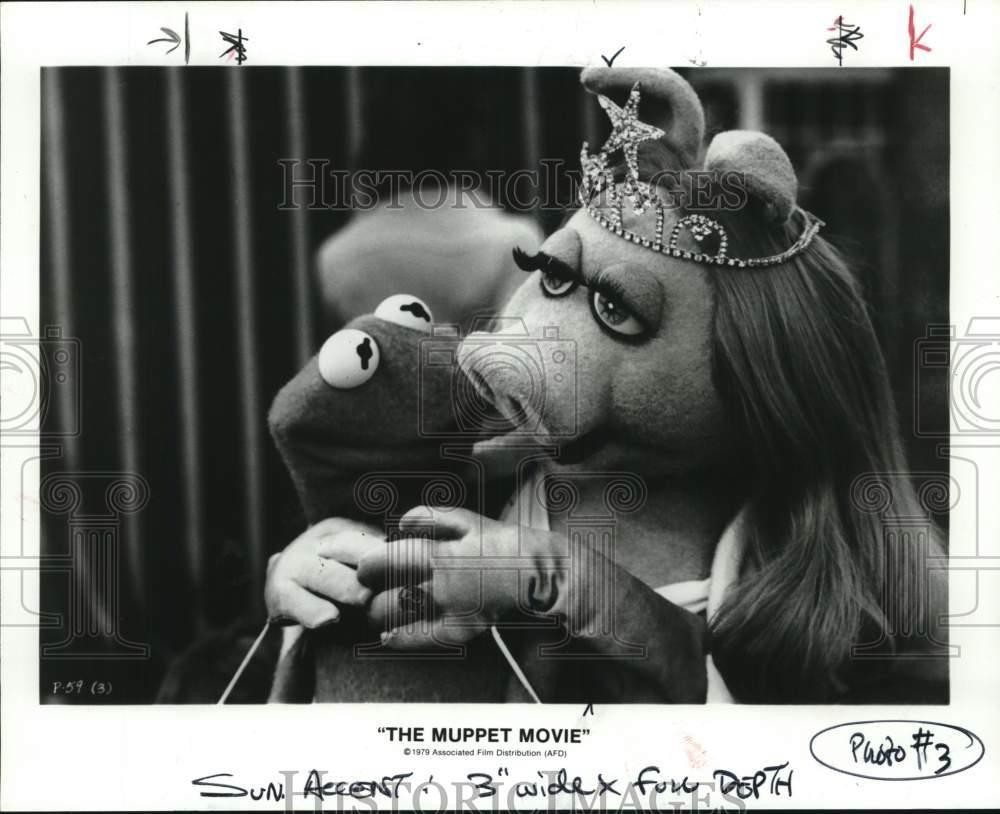 1979 Press Photo Miss Piggy & Kermit the Frog hug in 