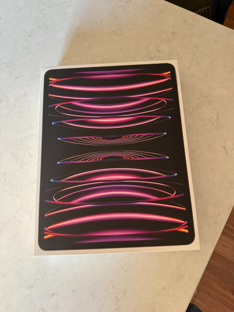 Apple iPad Pro 12.9-inch (6th generation)  256 GB, Wi-Fi, 12.9 in + Apple pencil