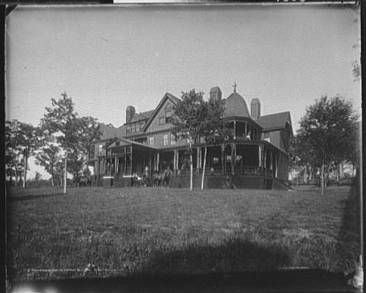 Photo:T. Harrison Garrett's Cottage, Deer Park. Ready for the drive