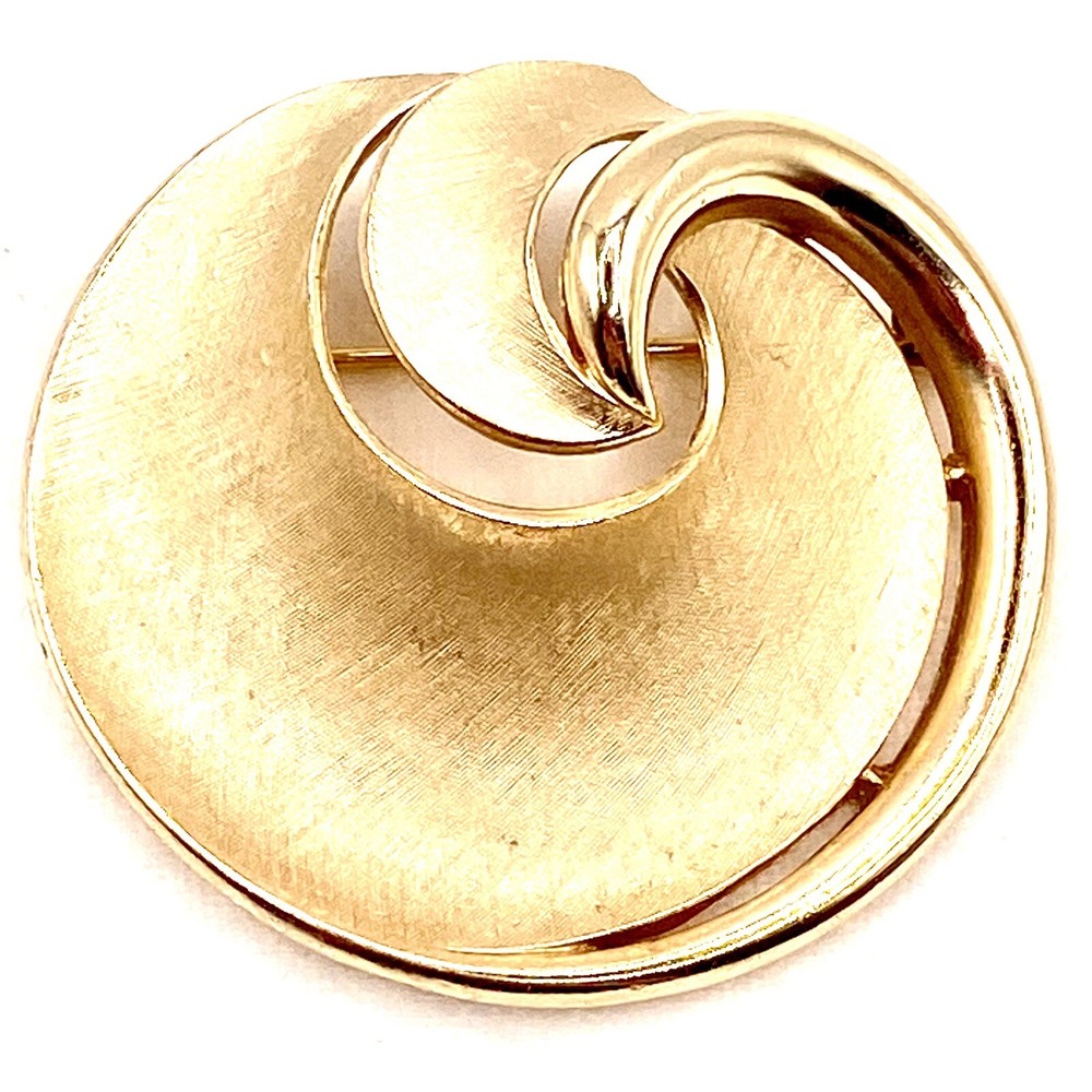 Vtg Crown TRIFARI Gold Tone Brooch 3D Pin 1960’s Textured Circle Swirl Estate L