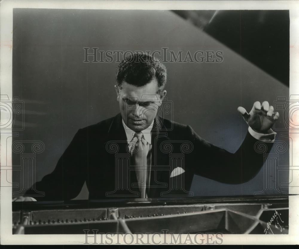 1954 Press Photo Milwaukee pianist Frank Glazer will play a series of concerts.