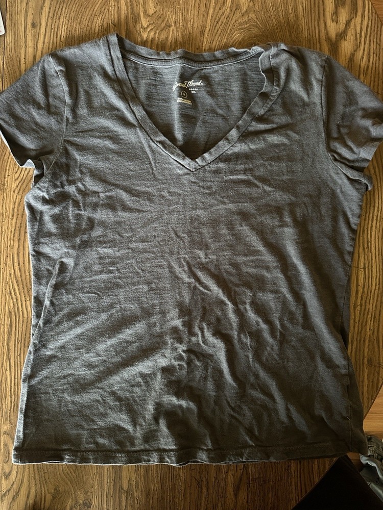 Universal Thread Gray V-Neck Short Sleeve T-Shirt Women's Size M Regular Fit
