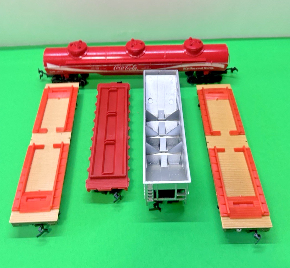 Lot of 5 train cars HO Scale rolling stock