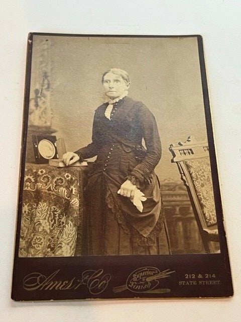 Foto de gabinete tarjeta antiguo retrato efímero embrujado espeluznante siglo 1900 abuela Ames ee. uu.-image