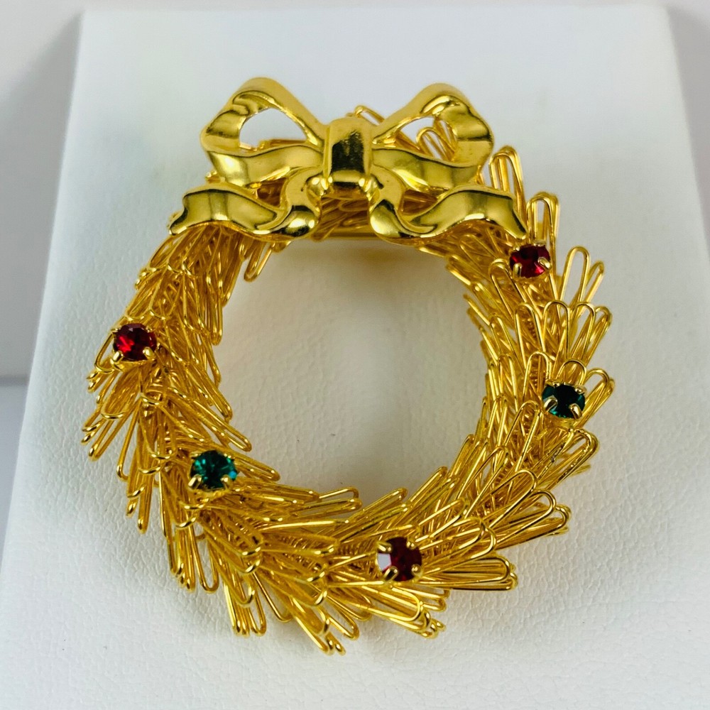 Vintage Rhinestone Gold Tone Wire Wreath Holiday Bow Brooch Christmas Pin
