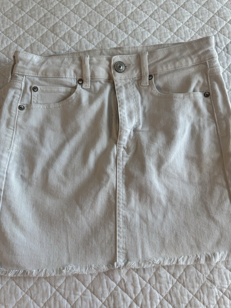 American Eagle Women's Mini Skirt White Denim Hi Rise Stretch Size 6 Pockets Y2K