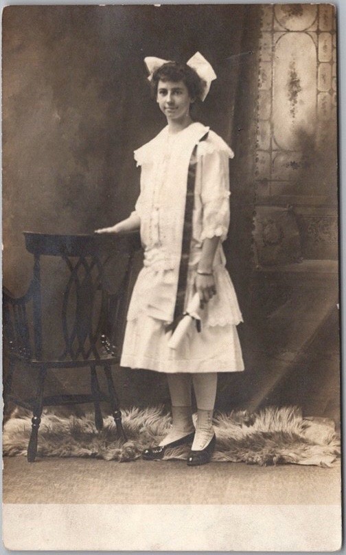 1910s ST. LOUIS MO Studio Photo RPPC Postcard Young Woman. / Graduation Photo