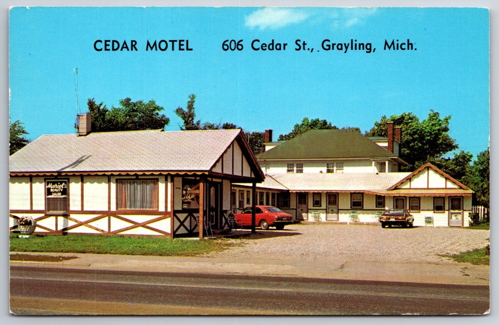 Roadside View~Grayling Michigan~606 Cedar Street Motel Entrance~Vintage Postcard