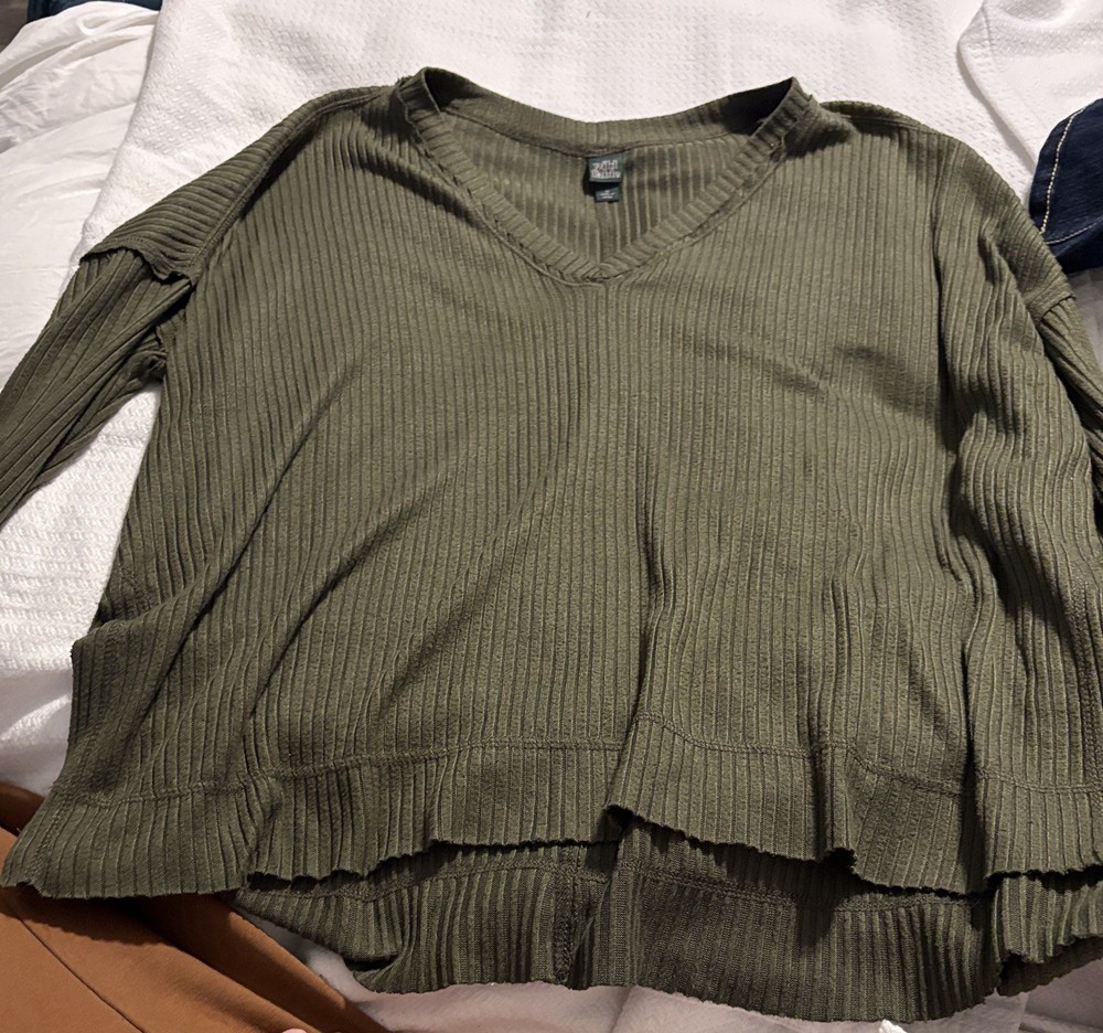Wild Fable Women's Long Sleeve Shirt V-Neck Cropped Boxy Olive Green  - Size XS