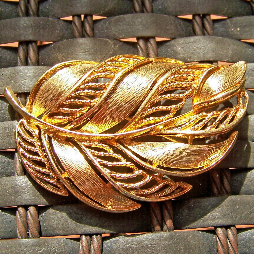 Vintage Pin M. Jent Feather Leaf Shaped Filigree Textured Goldtone Brooch 2.5