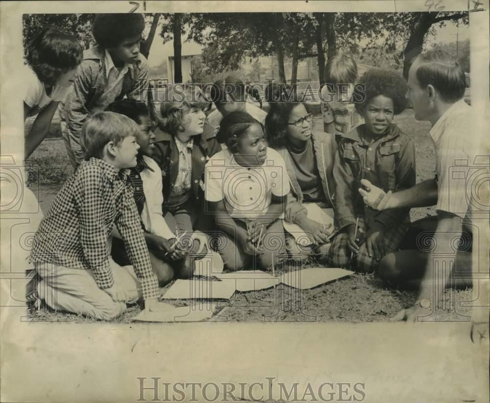 1976 Press Photo Students Test Ground Temperatures, Claiborne Elementary School