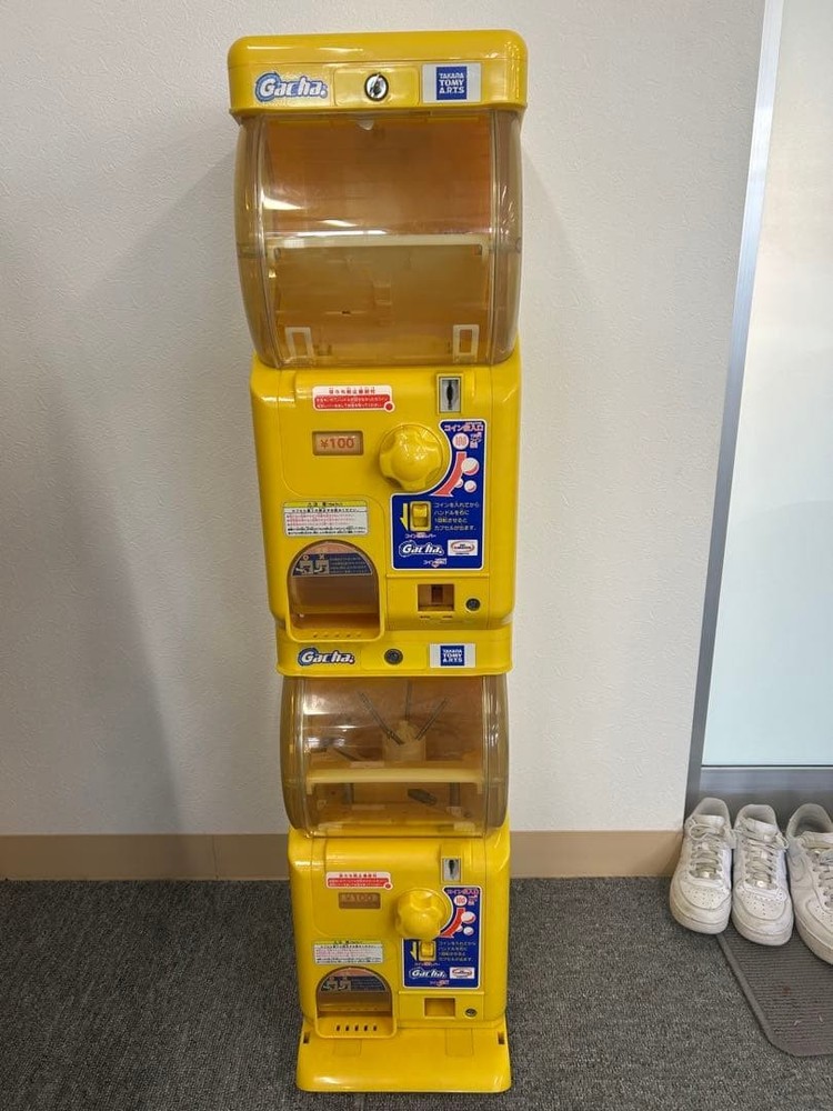 Gacha 2-tier Capsule Toy Machine Yellow Used