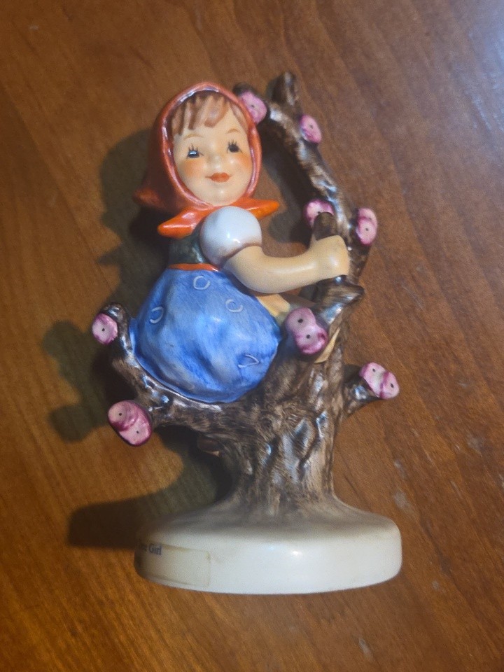 ** Vintage - MJ HUMMEL - GOEBEL - APPLE TREE GIRL Figurine