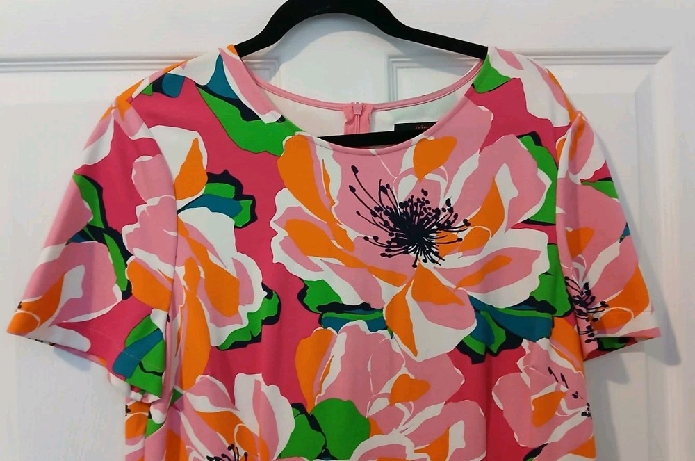 Trina Turk Dress Medium Short Sleeve Floral  Pink Floral Travel  Vacation
