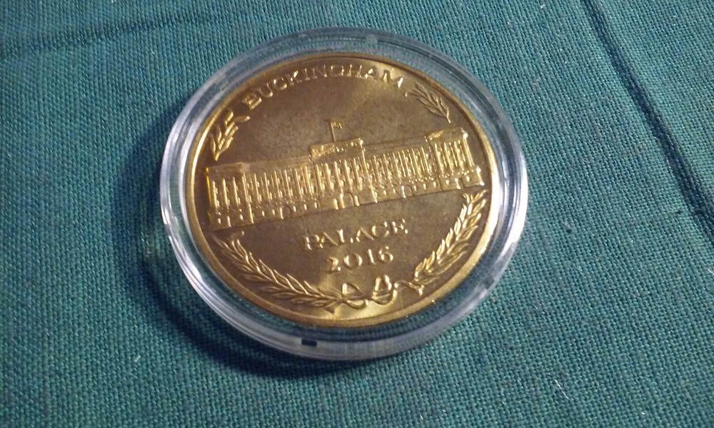 2016 Gold-Tone Souvenir Coin BUCKINGHAM PALACE England United Kingdom Crown UNC