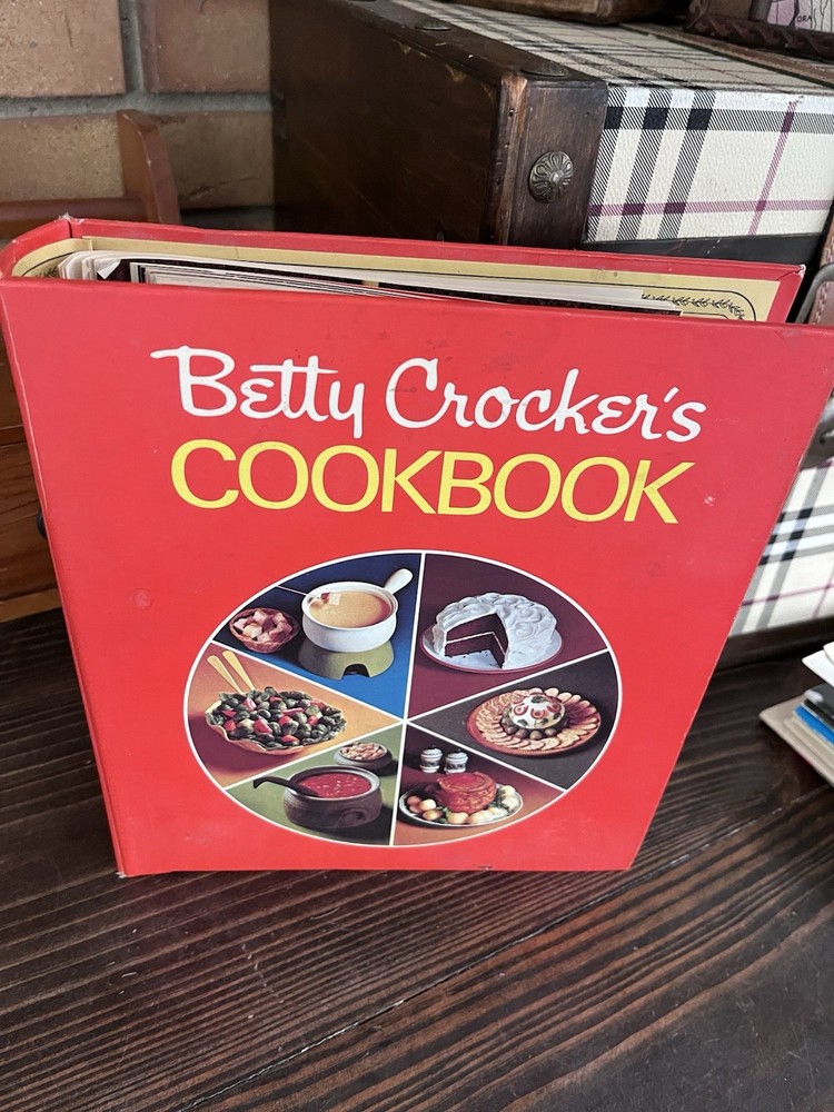 Vintage Betty Crocker's Cookbook Pie Cover Red 5 Ring Binder HC - 1970-2nd Print