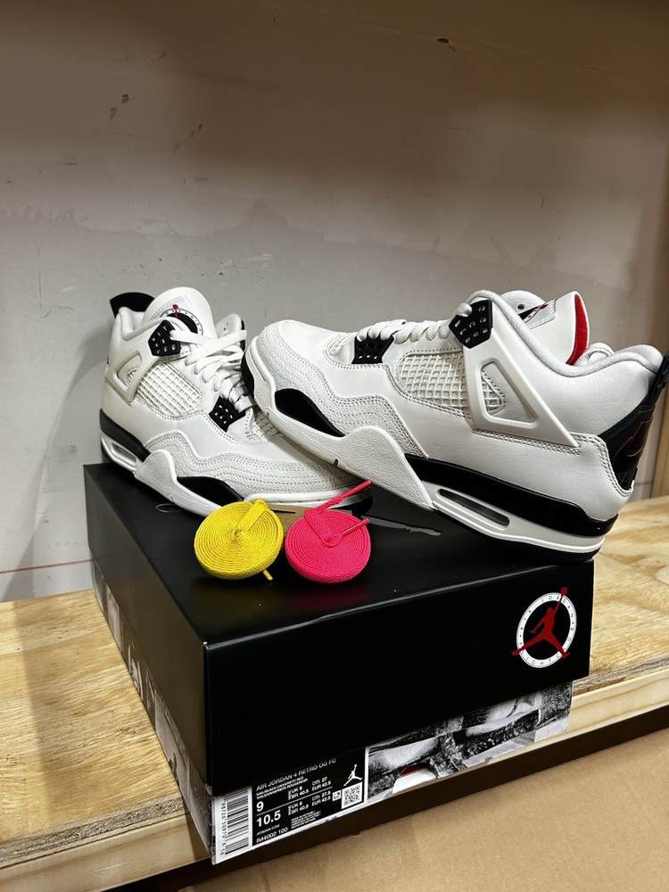 Size 9 - Air Jordan 4 Retro Flight Club