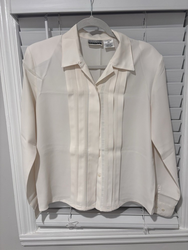 Christie & Jill Women's Blouse Top Size 8P Cream Long Sleeve Button-Up Pleated