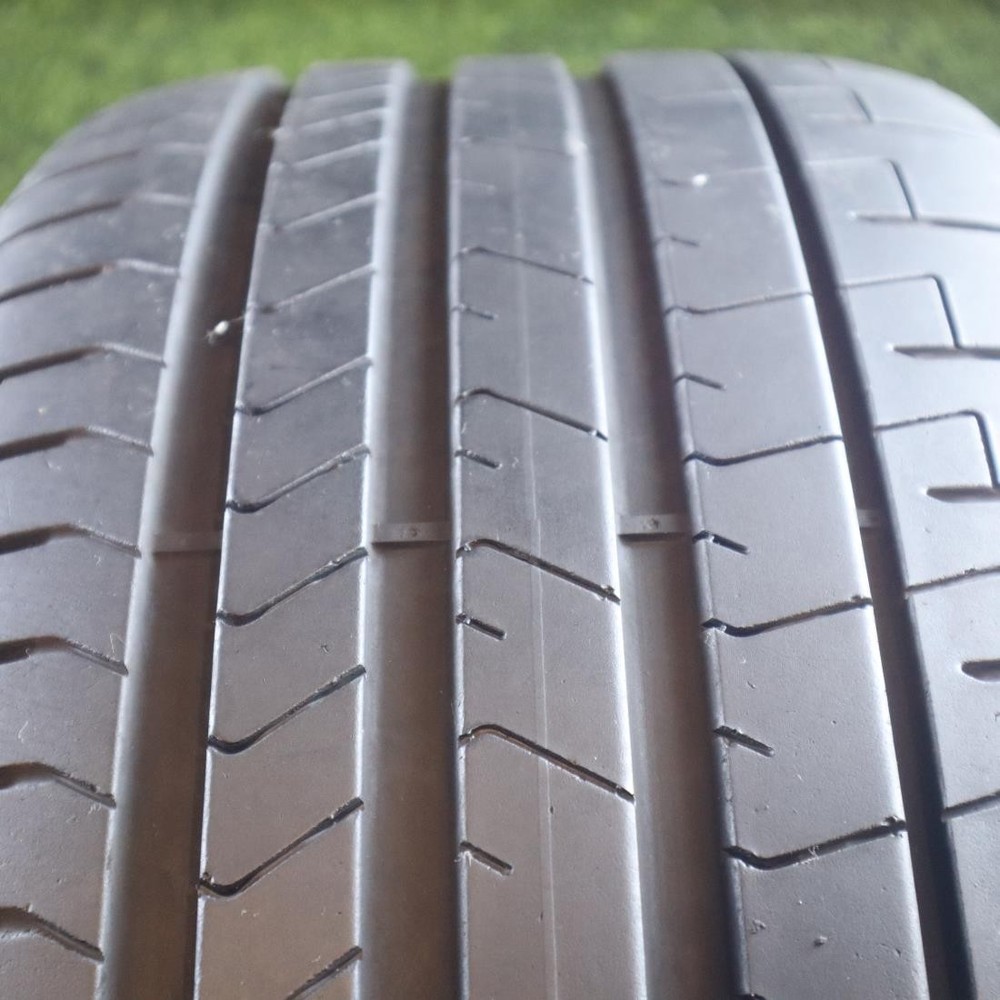 255 40 21 Pirelli PZero PZ4 80% Tread 7/32 102Y #26862