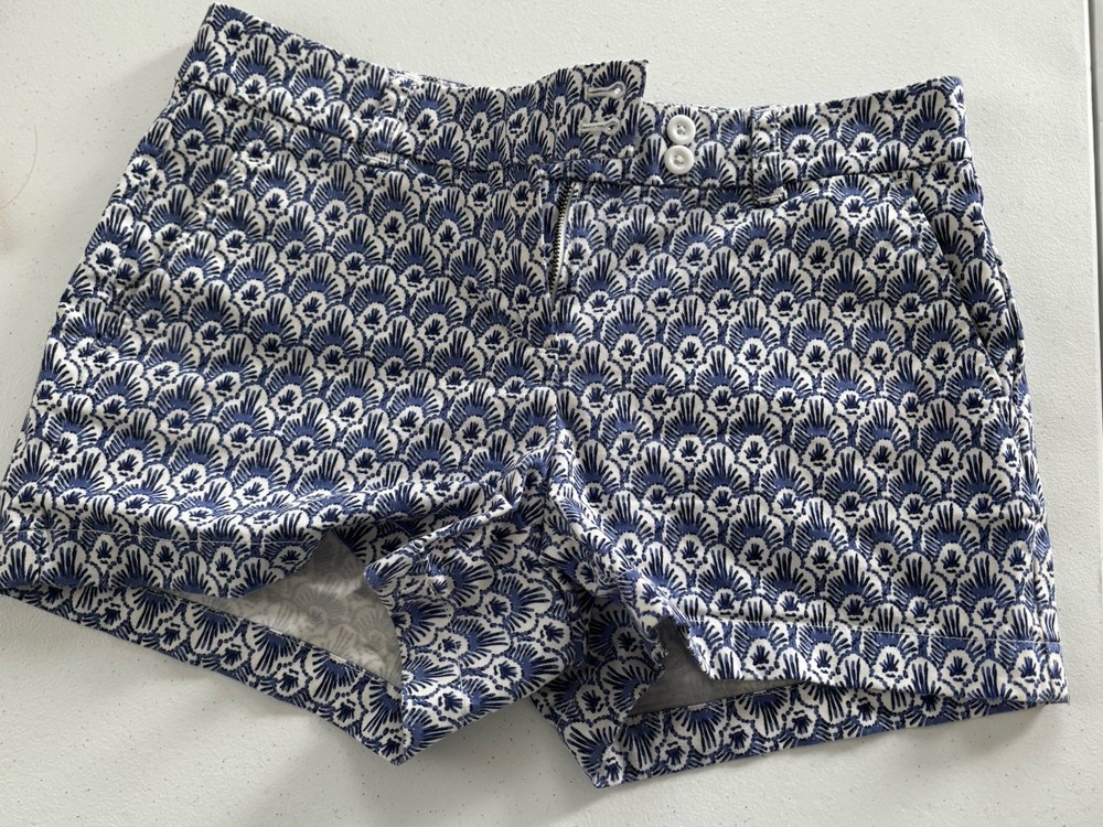 Vineyard Vines Women's Chino Shorts Geometric Blue White Size 4 Stretch Cotton