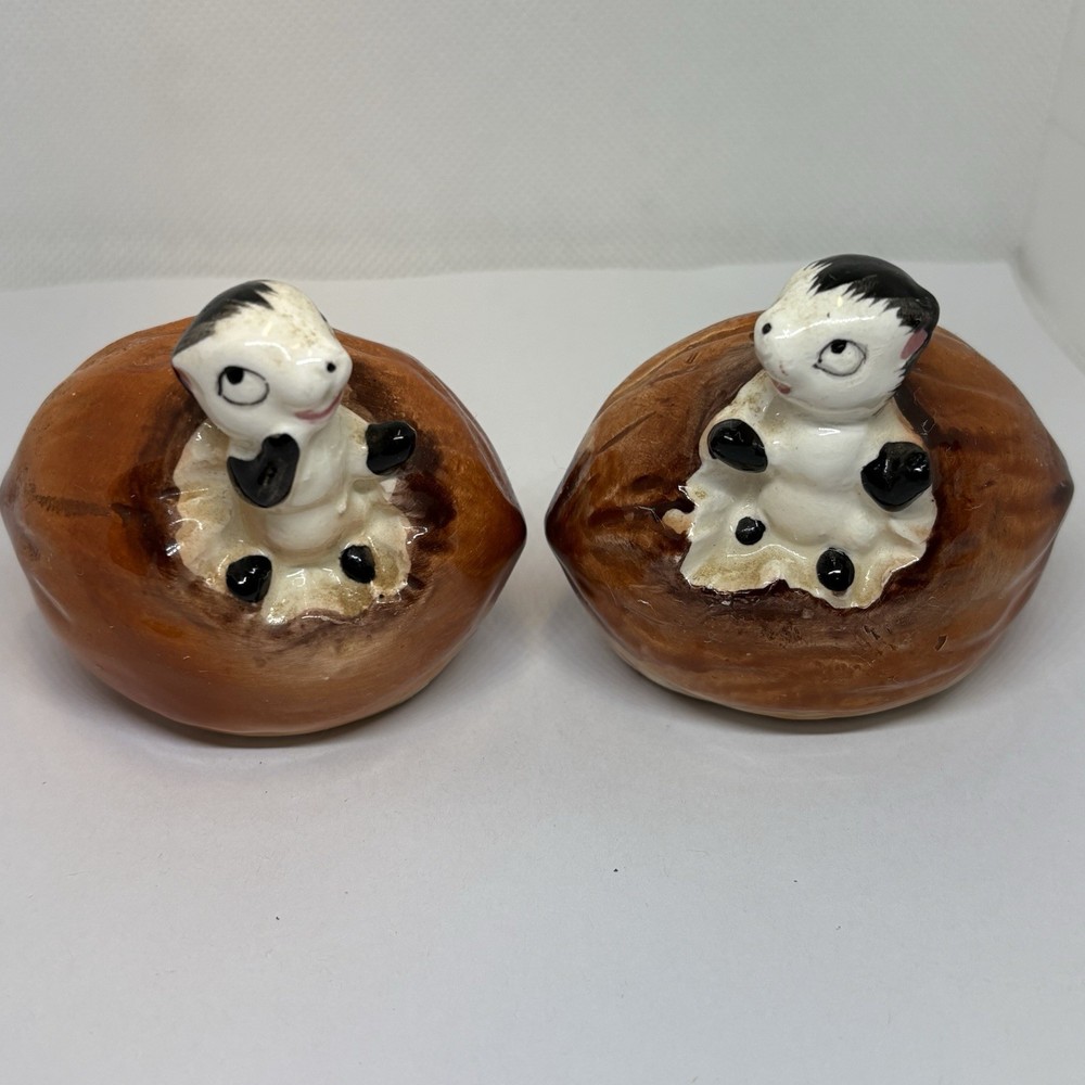 Anthropomorphic Chipmunks coming Out of Nuts Salt Pepper Shaker Ceramic Japan