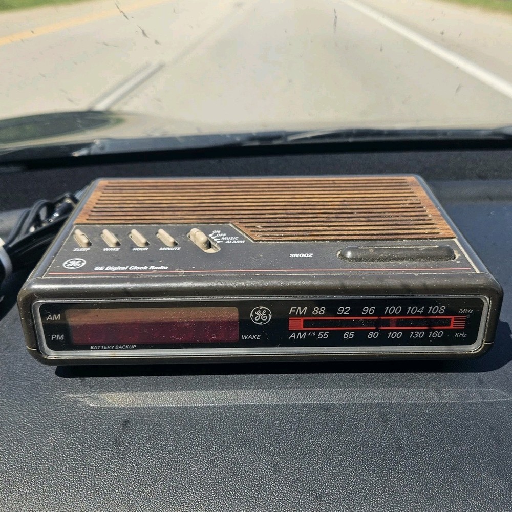 Vintage GE Woodgrain Digital Alarm Clock Radio - 7-4612B - TESTED
