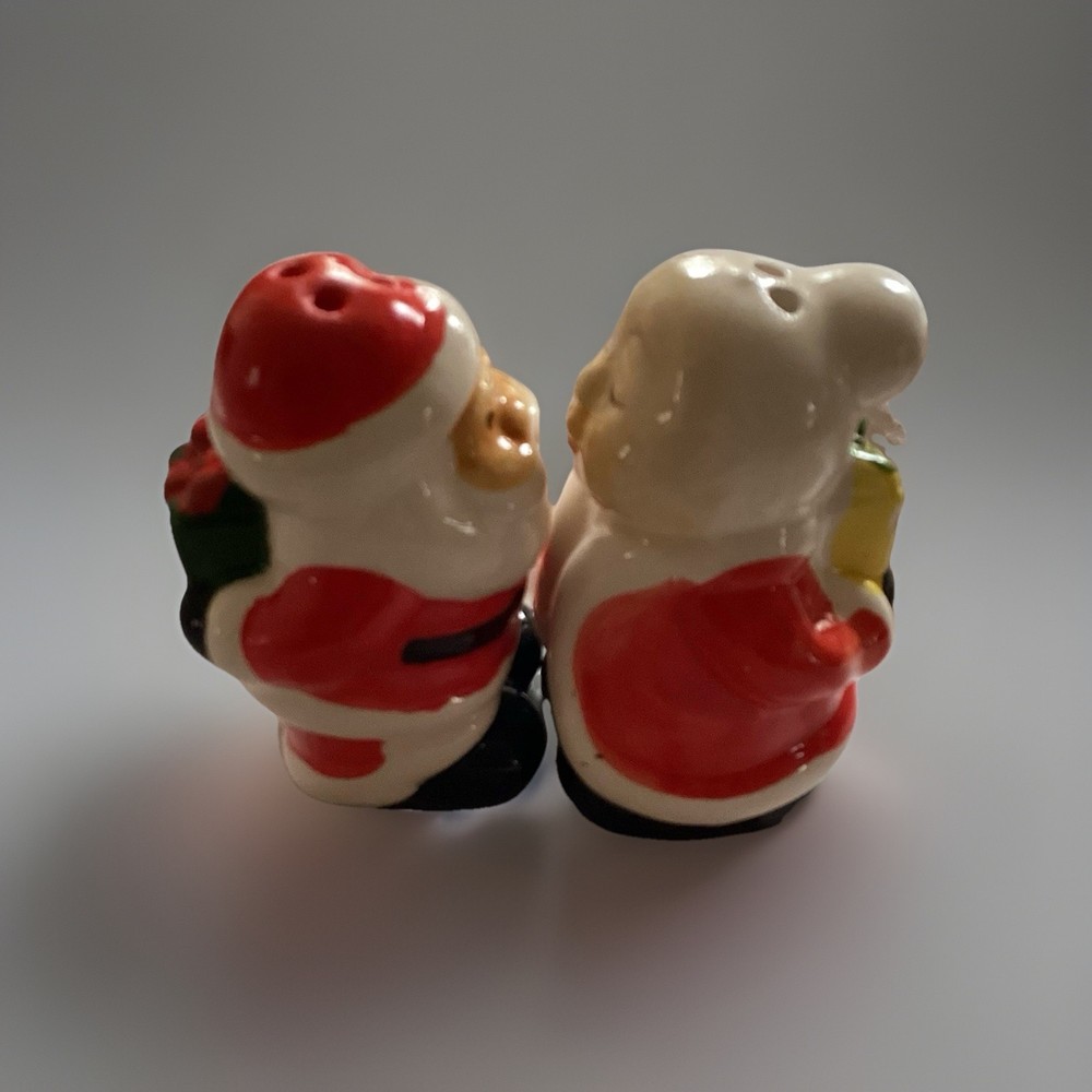 Vintage Salt & Pepper Shakers Mr. And Mrs. Claus Kissing Japanese Ceramic