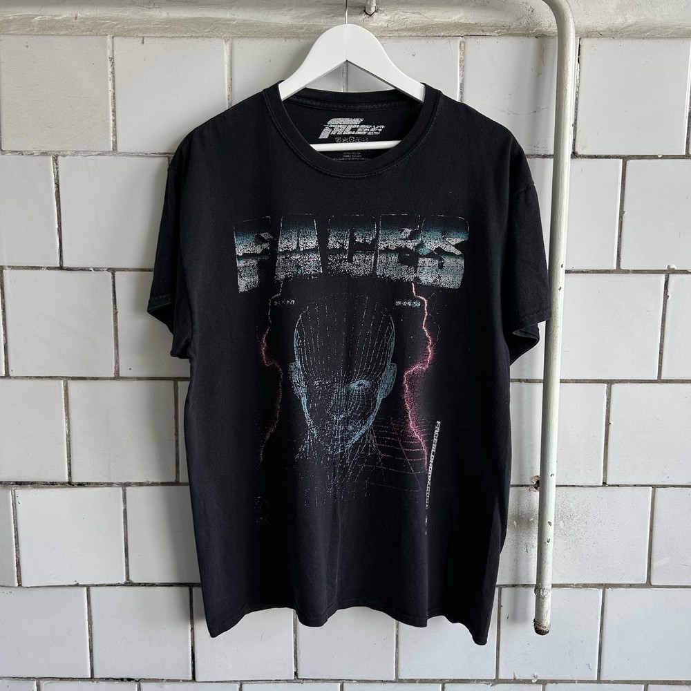 Vintage 00s Y2K Rock Band Graphic Tee London Japan USA Style
